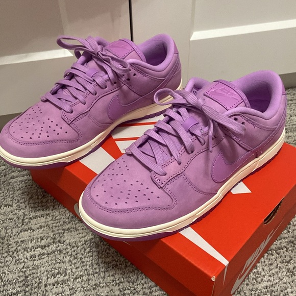 Women’s Nike - Picture 3 of 6